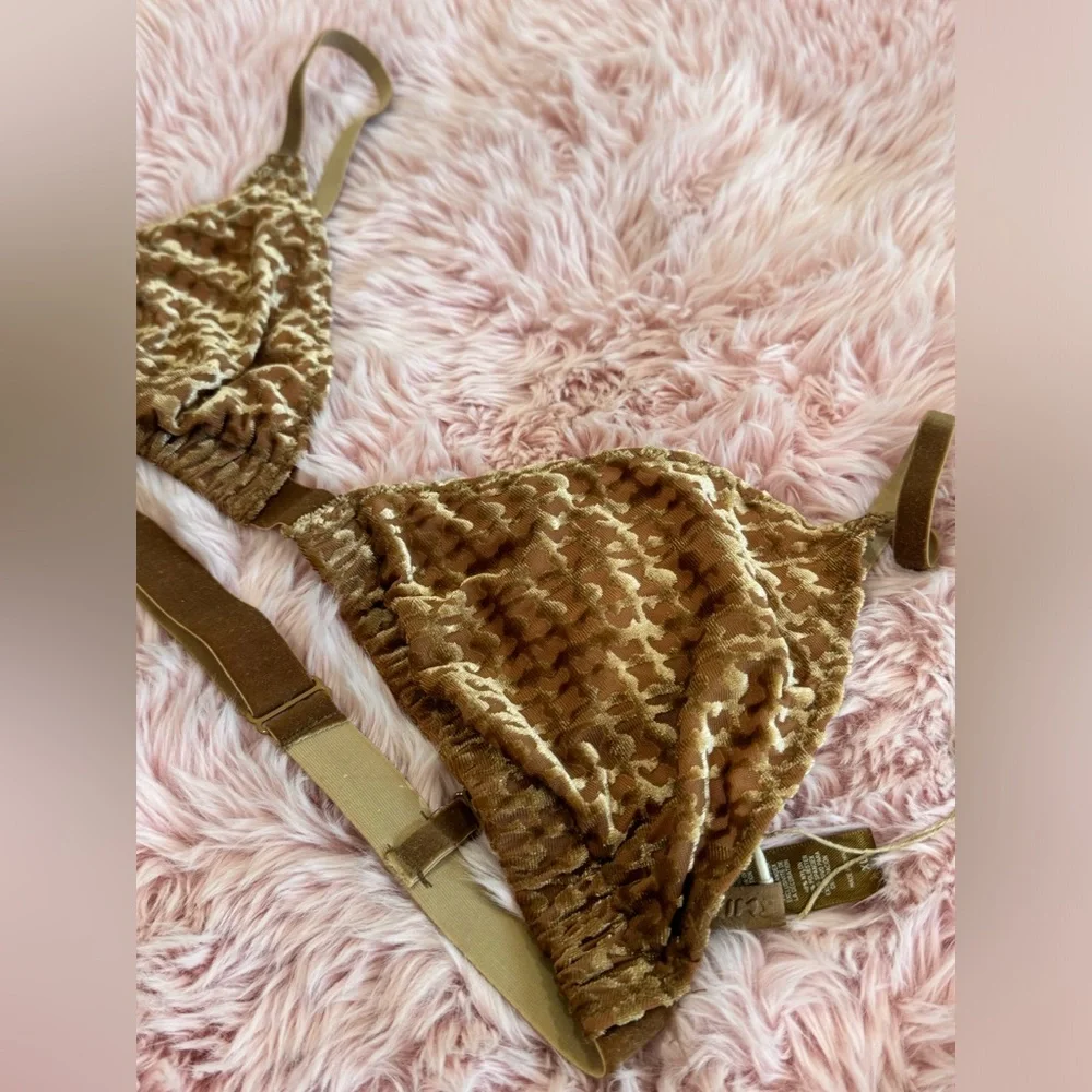 NWT SKIMS LOGO VELVET TRIANGLE‎ BRA